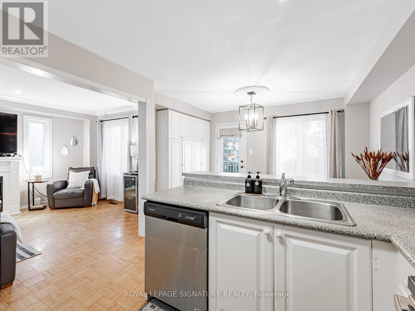 Photo 17 of 7 Knox Crescent, Whitby ON