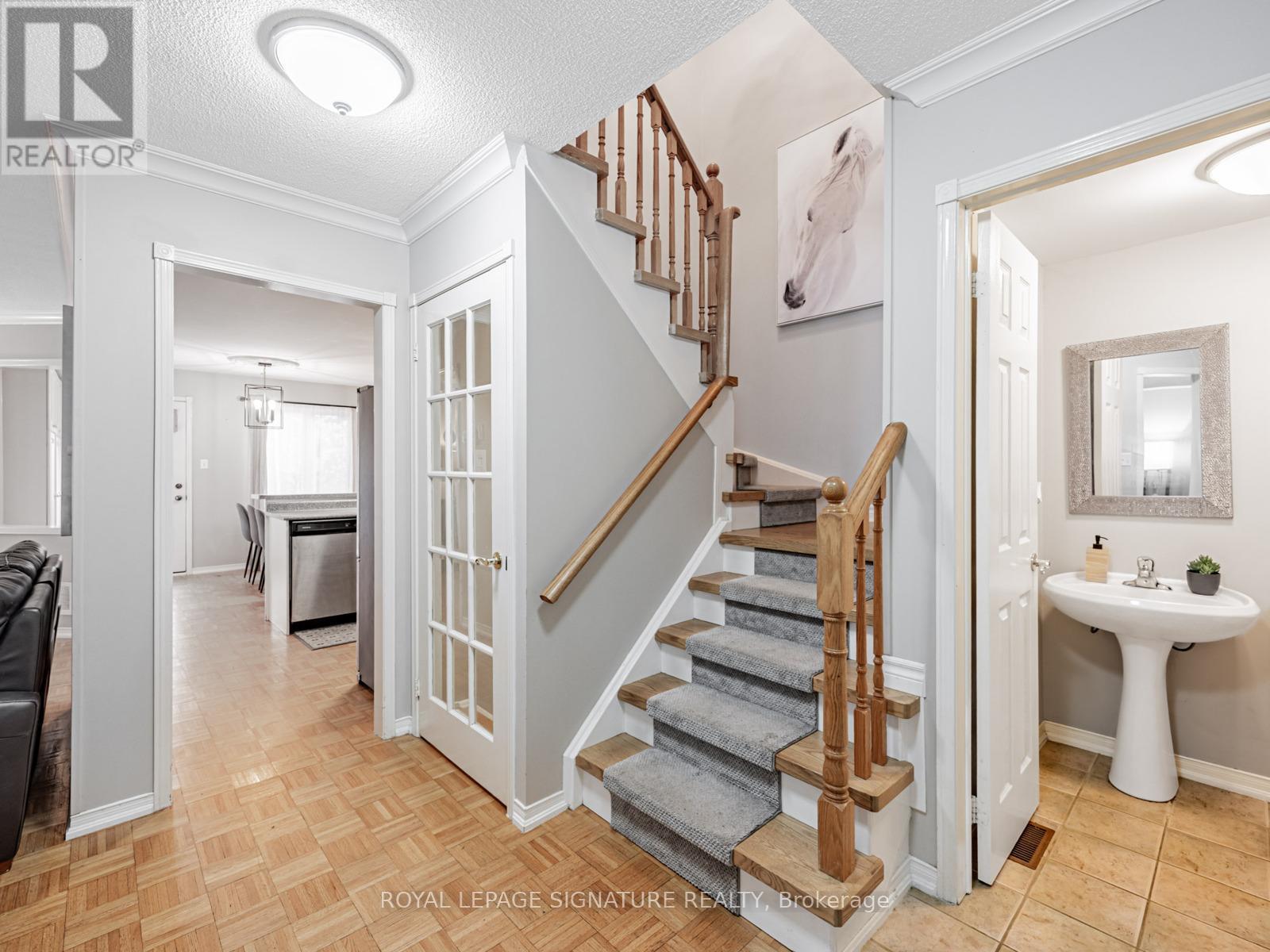 Photo 21 of 7 Knox Crescent, Whitby ON
