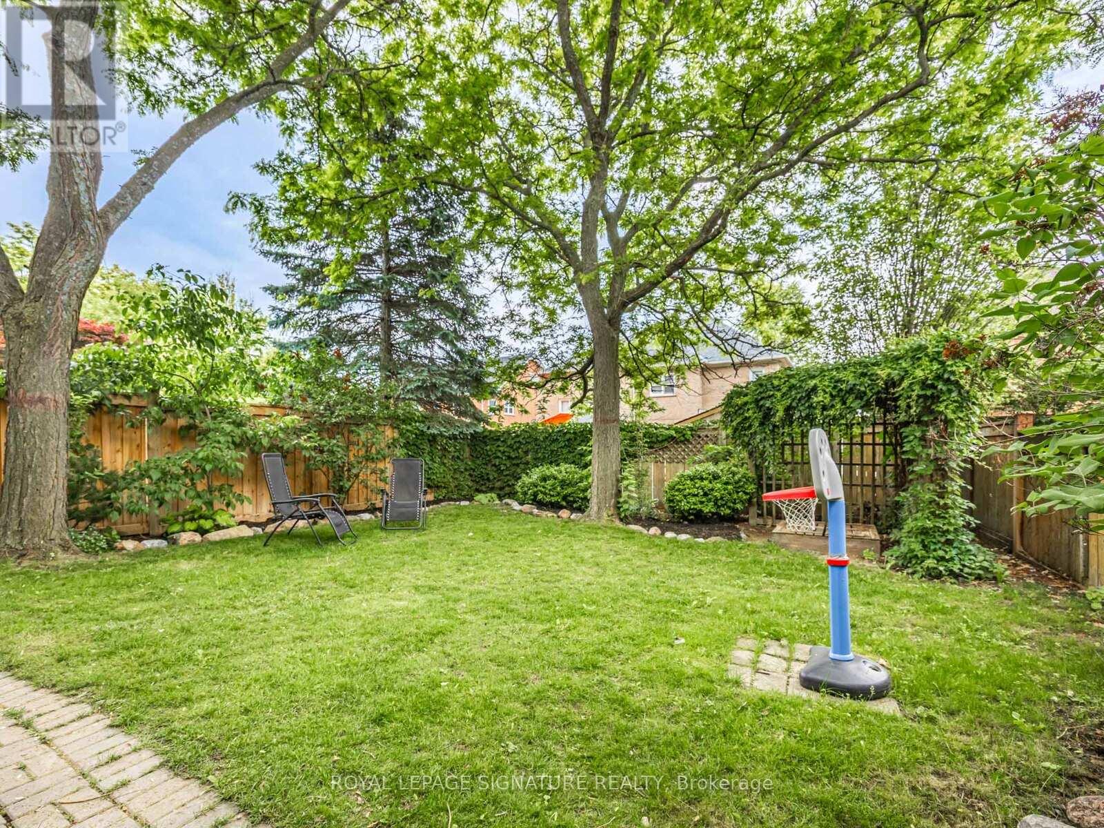 Photo 36 of 7 Knox Crescent, Whitby ON