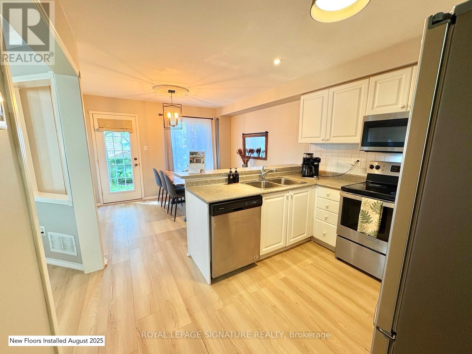 Photo 8 of 7 Knox Crescent, Whitby ON