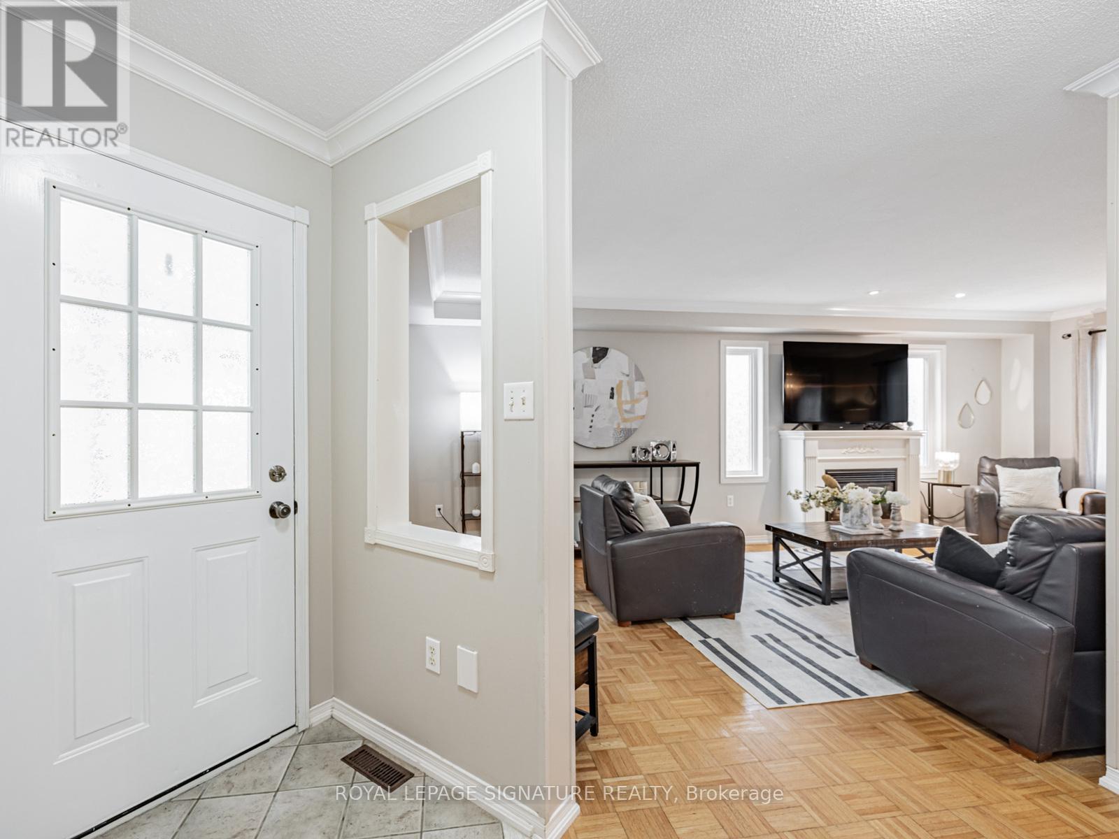 Photo 9 of 7 Knox Crescent, Whitby ON
