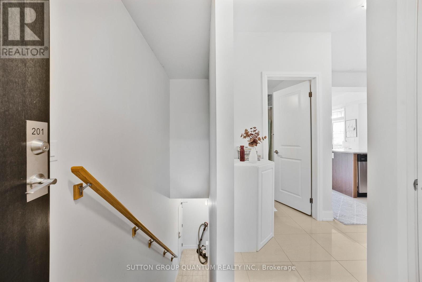 Photo 3 of 201 275 Roxton Road, Oakville ON