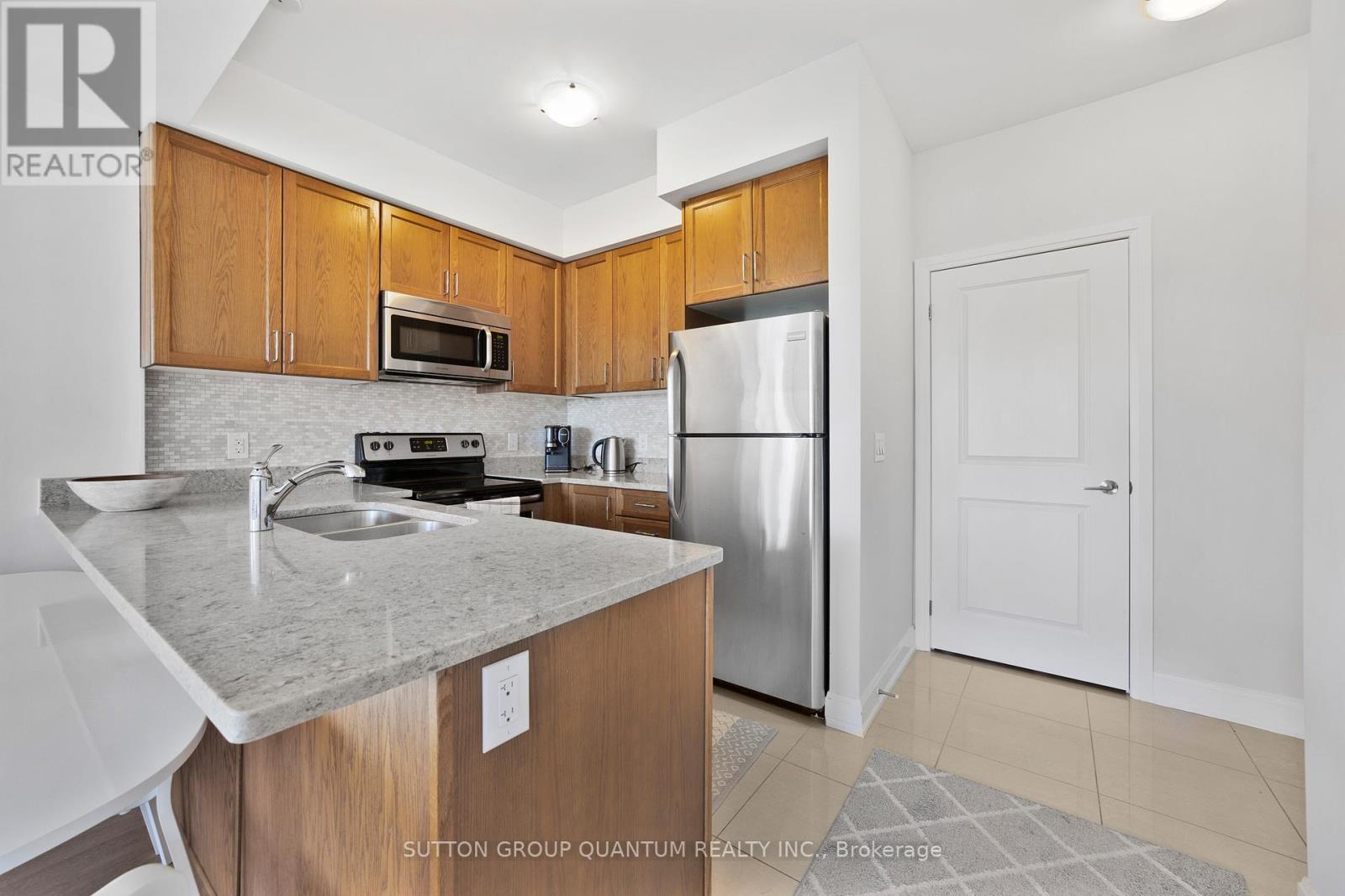 Photo 7 of 201 275 Roxton Road, Oakville ON