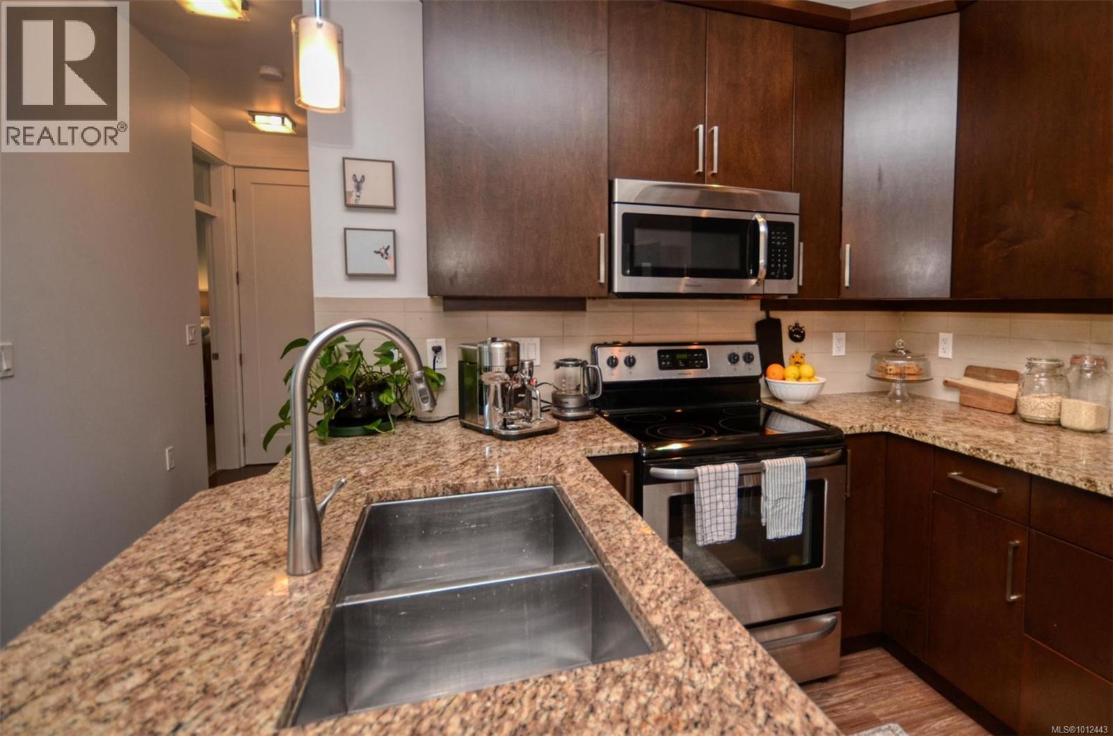 Photo 12 of 405 982 Mckenzie Ave, Saanich BC