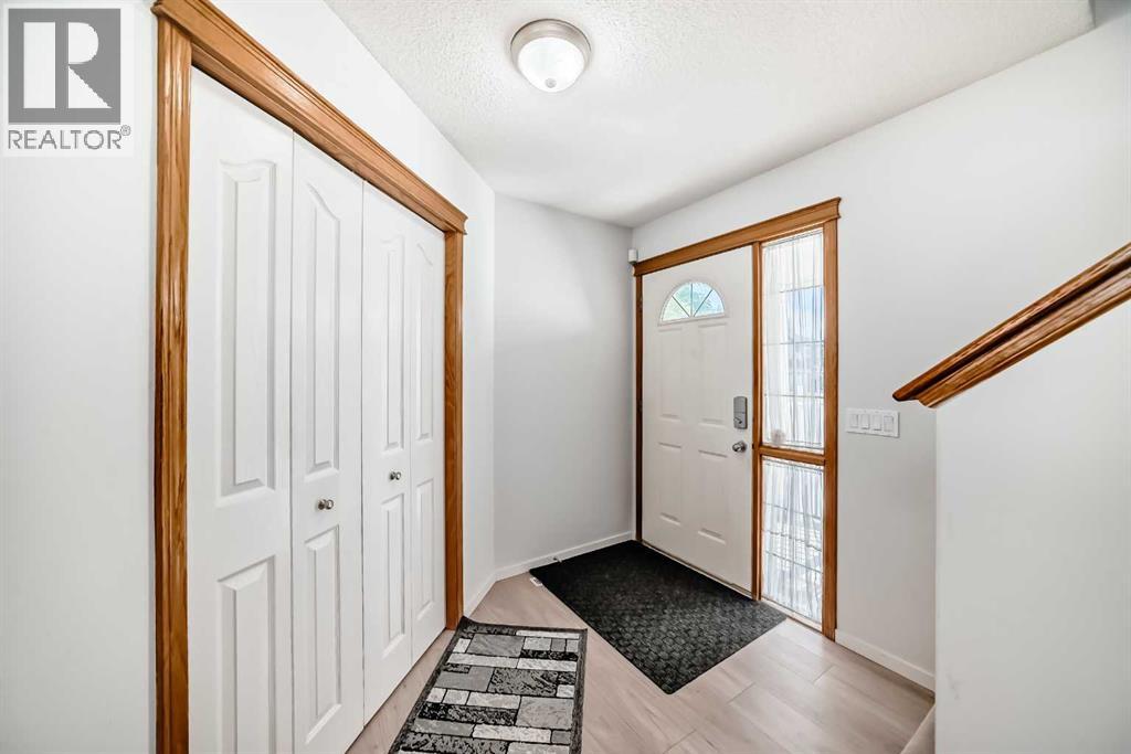 Photo 4 of 407 Citadel Meadow Bay Nw, Calgary AB