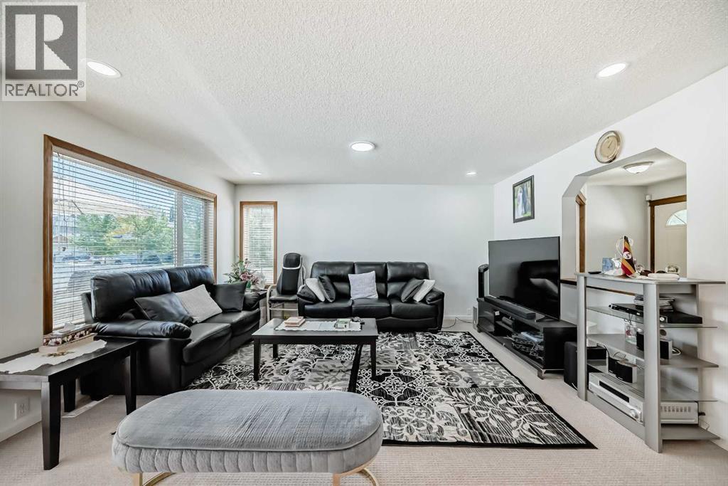 Photo 17 of 407 Citadel Meadow Bay Nw, Calgary AB