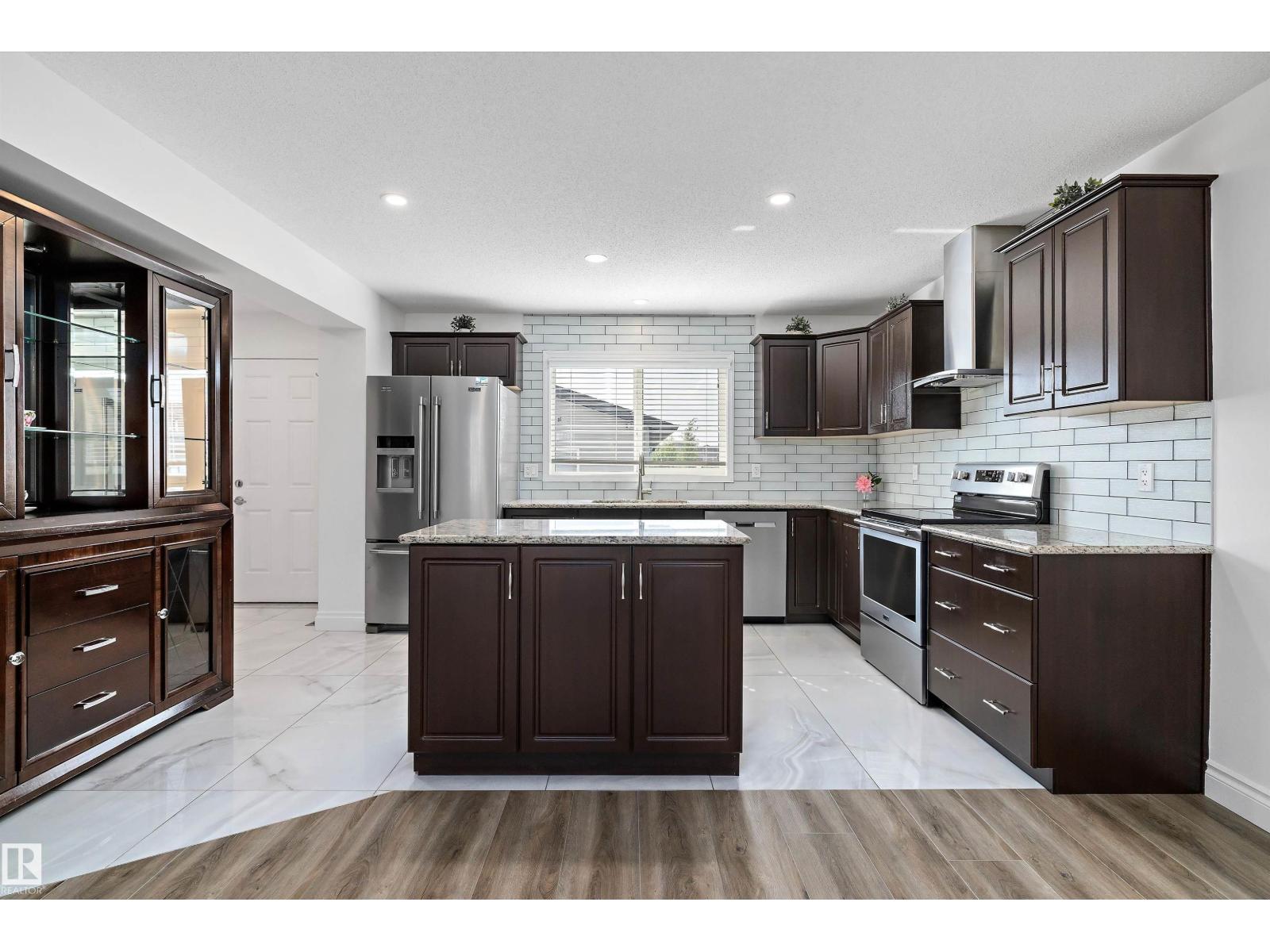 Photo 12 of 9852 217 St Nw Nw, Edmonton AB