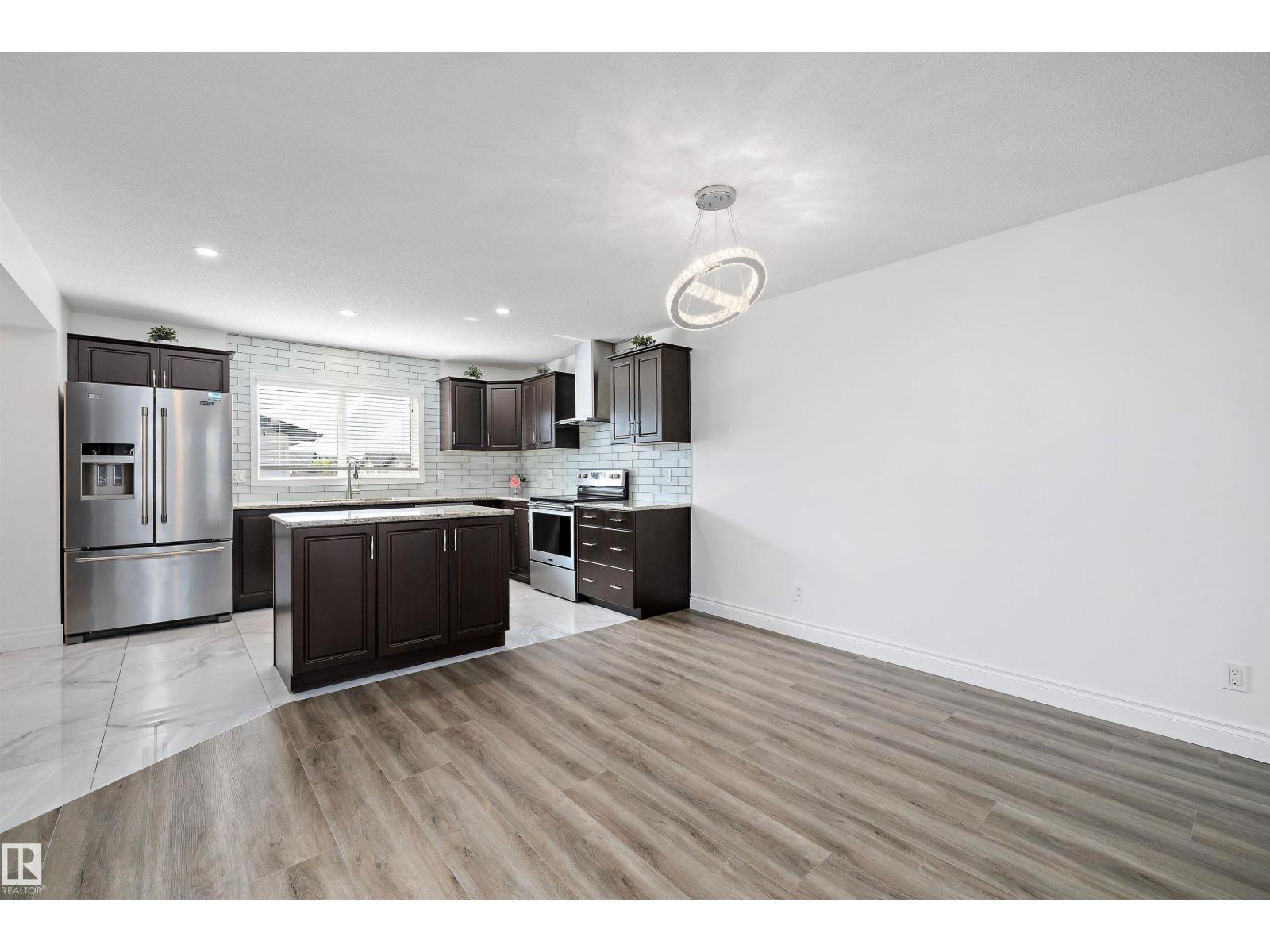 Photo 13 of 9852 217 St Nw Nw, Edmonton AB