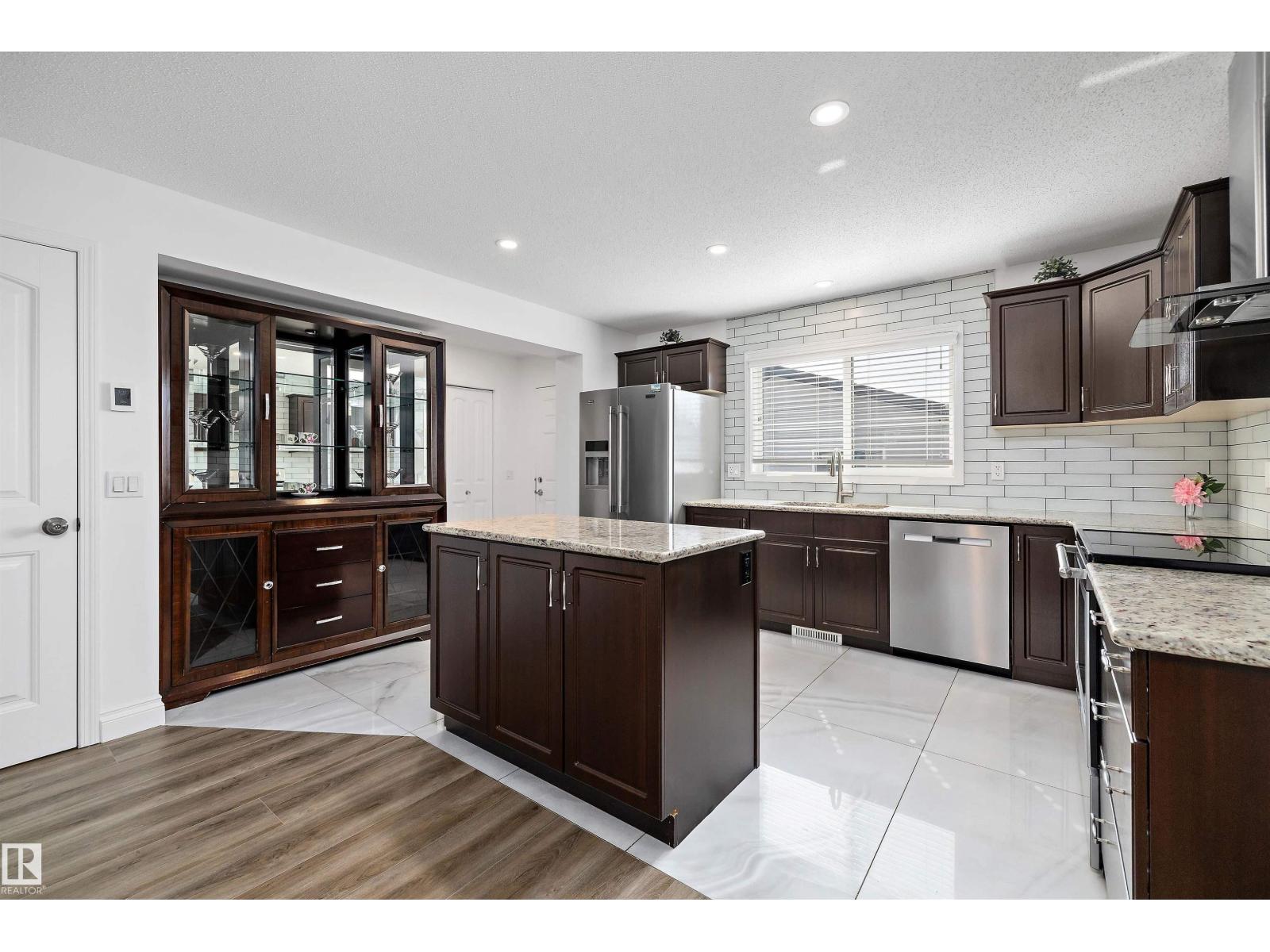 Photo 14 of 9852 217 St Nw Nw, Edmonton AB