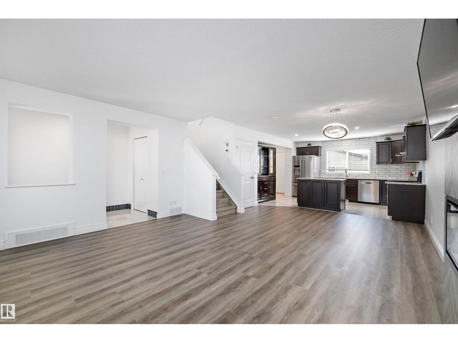 Photo 8 of 9852 217 St Nw Nw, Edmonton AB