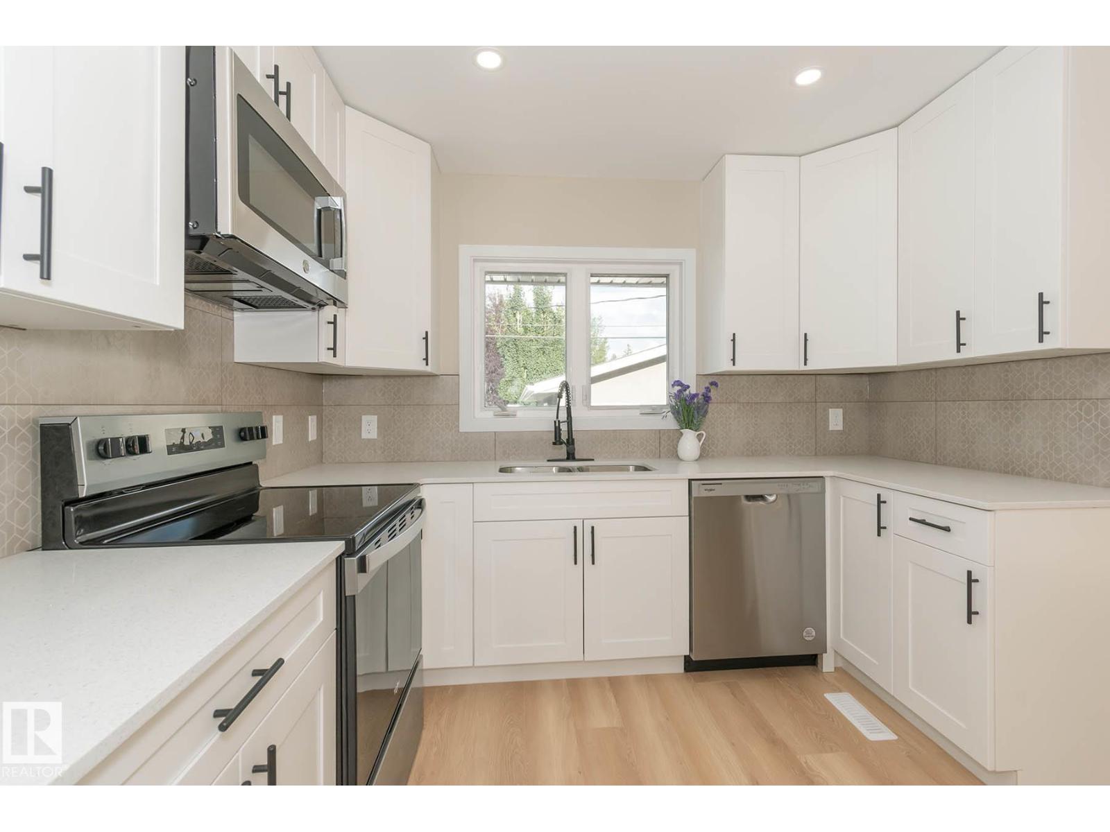 Photo 11 of 7923 159 St Nw, Edmonton AB