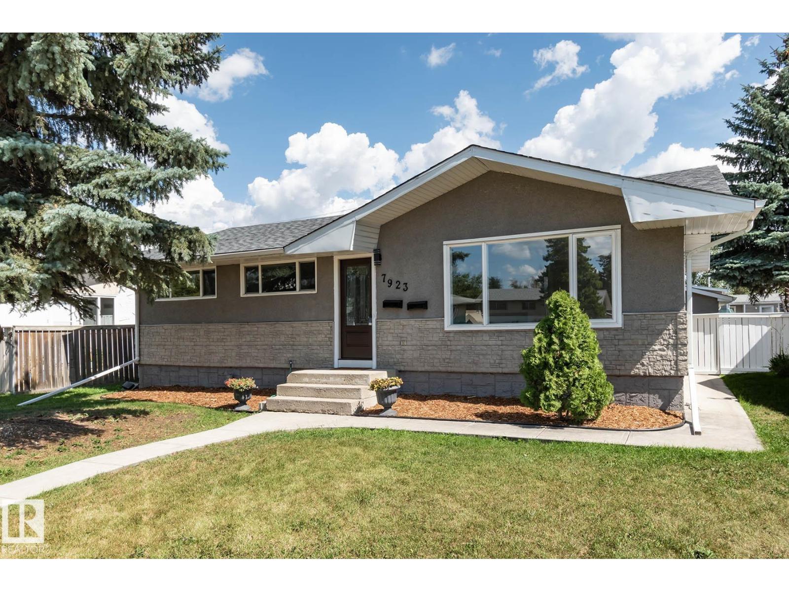 Photo 2 of 7923 159 St Nw, Edmonton AB