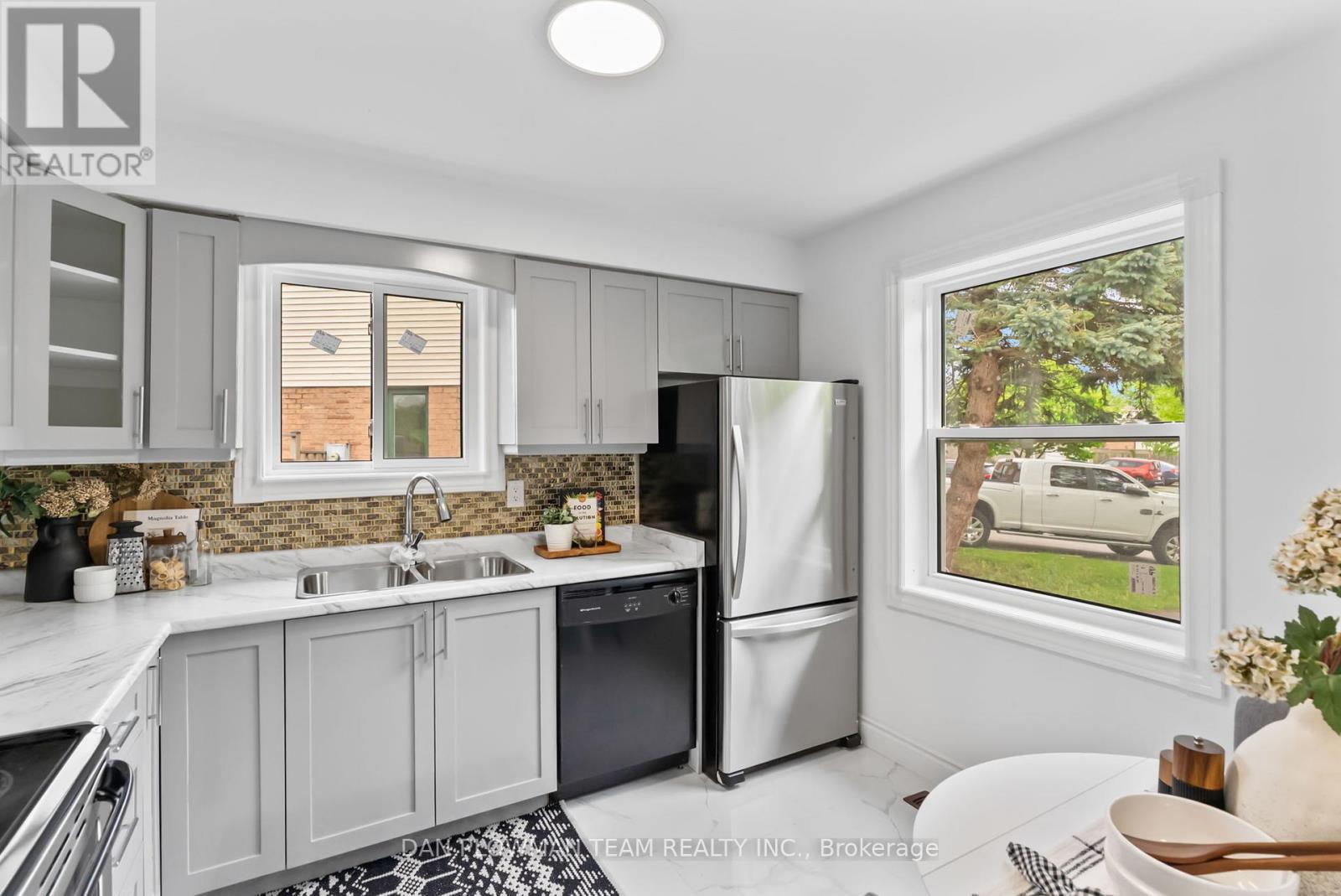Photo 4 of 1411 Beaverbrook Court, Oshawa ON