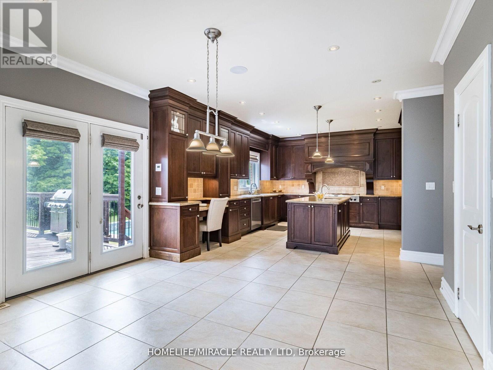 Photo 12 of 24 Allison Court, Halton Hills ON