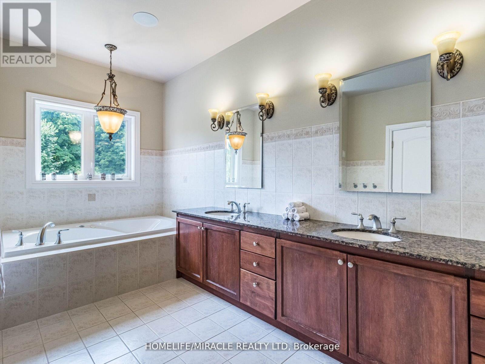 Photo 20 of 24 Allison Court, Halton Hills ON