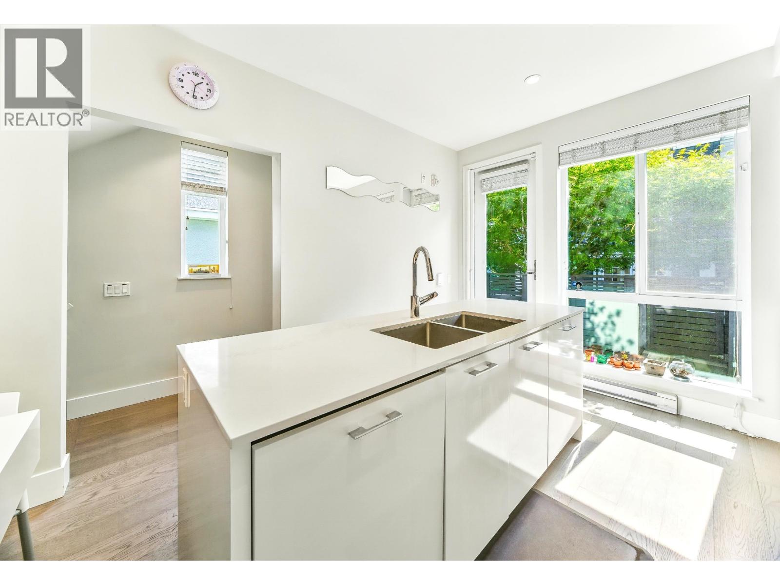 Photo 9 of 276 W 62nd Avenue, Vancouver BC