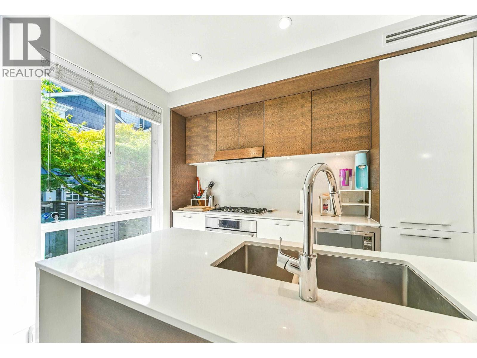 Photo 10 of 276 W 62nd Avenue, Vancouver BC