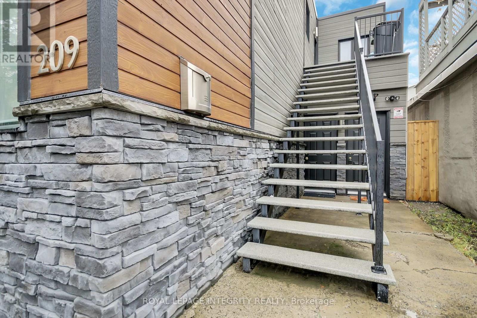 Photo 24 of 209 Hannah Street, Ottawa ON