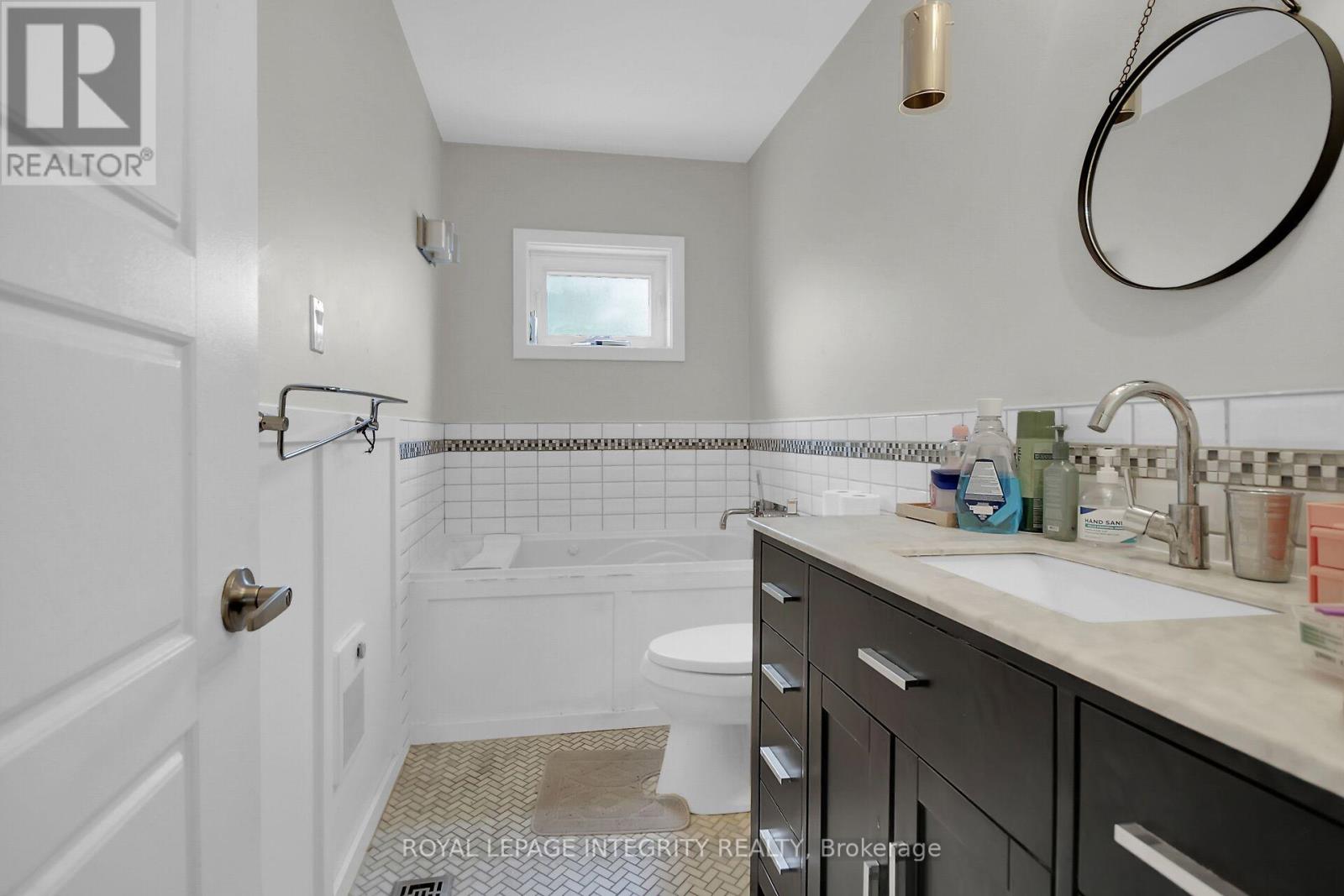 Photo 38 of 209 Hannah Street, Ottawa ON