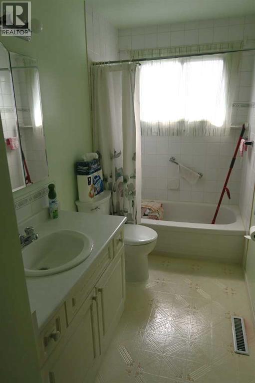 Photo 9 of 2429 Holly Drive Se, Calgary AB