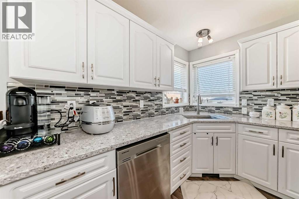 Photo 4 of 5910 61 Avenue, Ponoka AB
