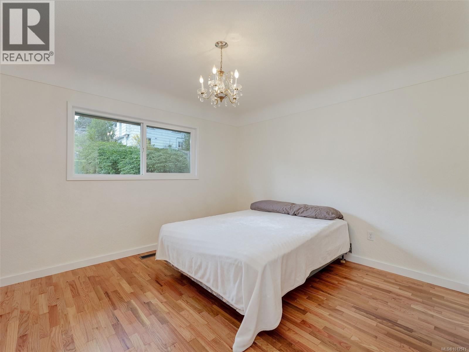 Photo 11 of 1005 Lodge Ave, Saanich BC