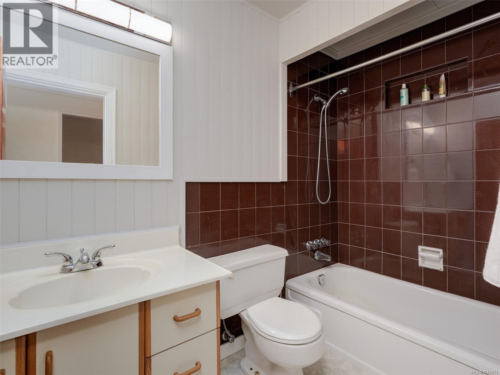 Photo 17 of 1005 Lodge Ave, Saanich BC
