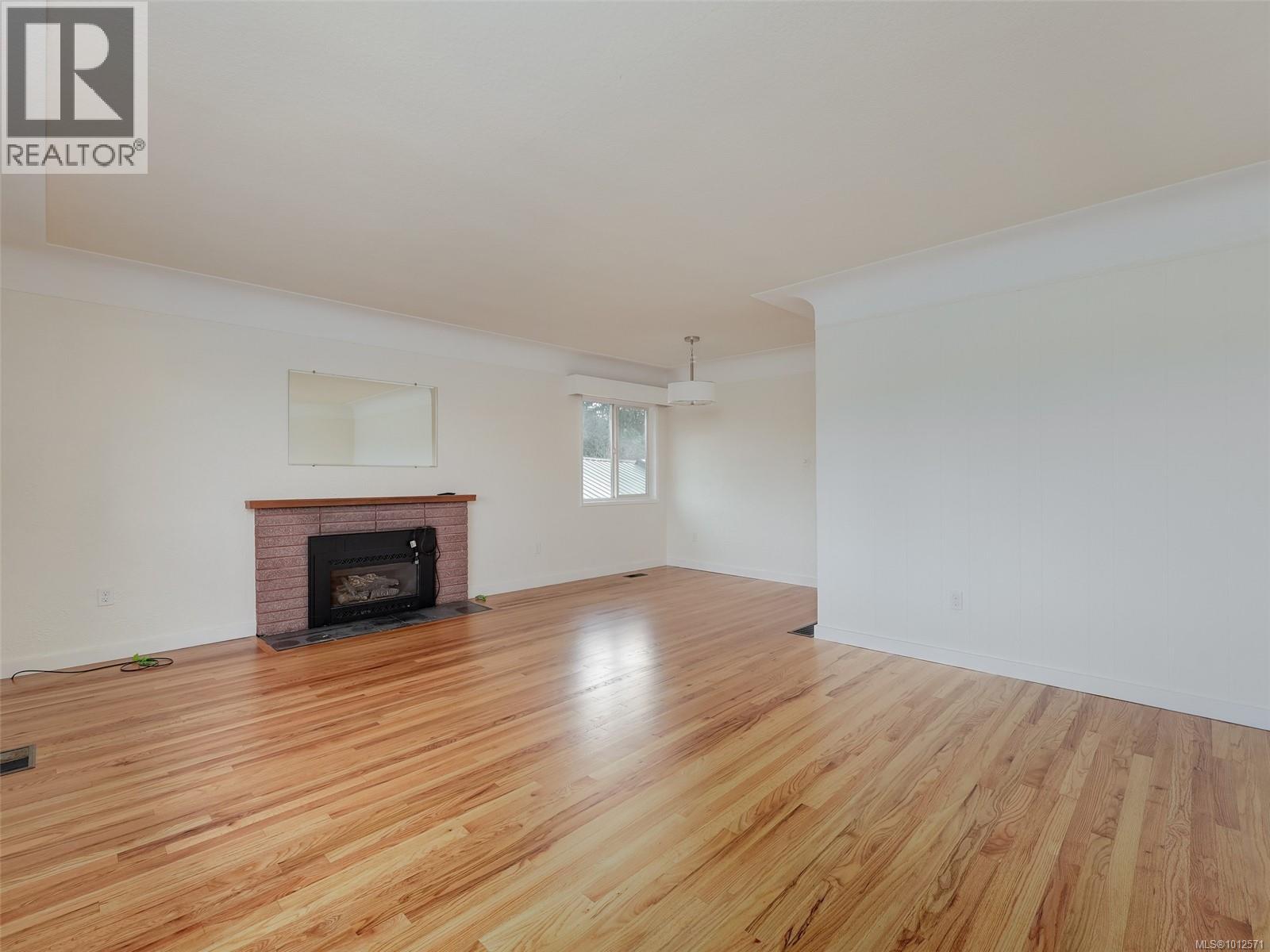 Photo 3 of 1005 Lodge Ave, Saanich BC