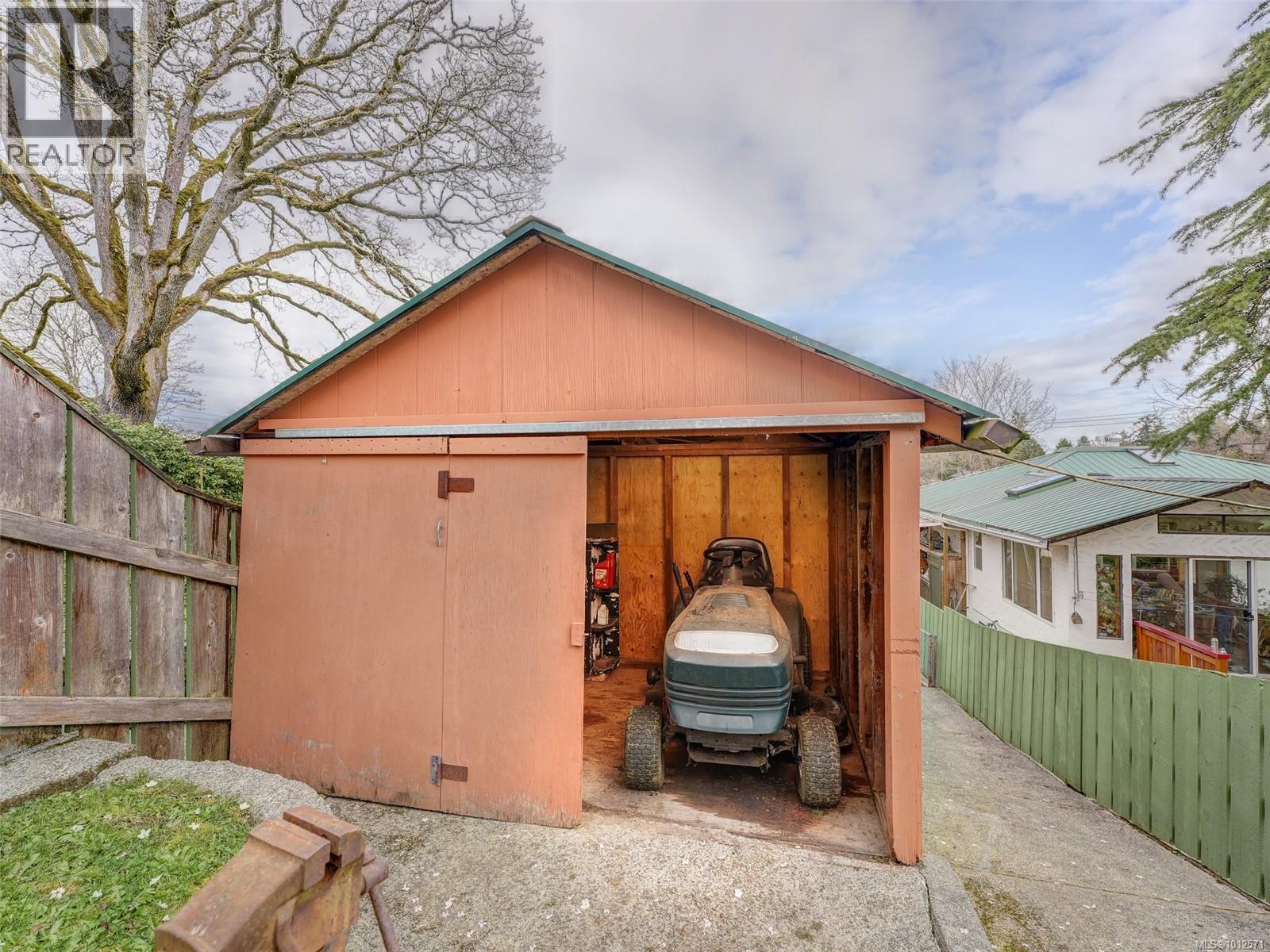 Photo 32 of 1005 Lodge Ave, Saanich BC