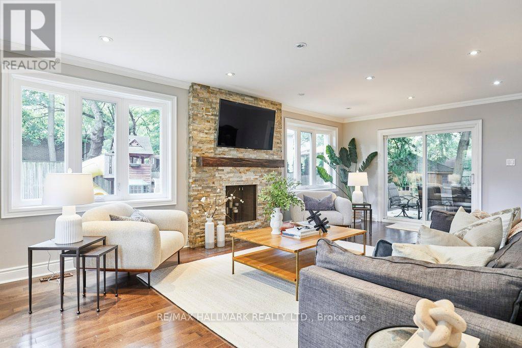 Photo 2 of 10 Glentworth Road, Toronto ON