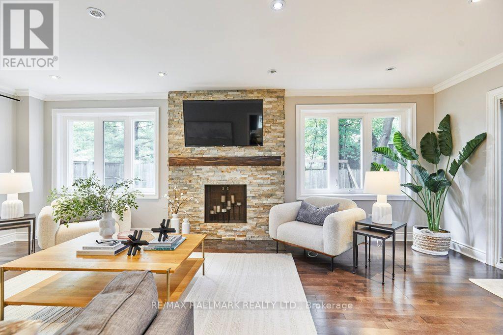 Photo 3 of 10 Glentworth Road, Toronto ON