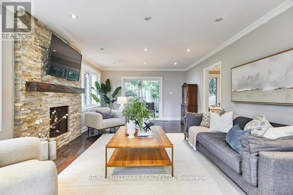 Photo 4 of 10 Glentworth Road, Toronto ON