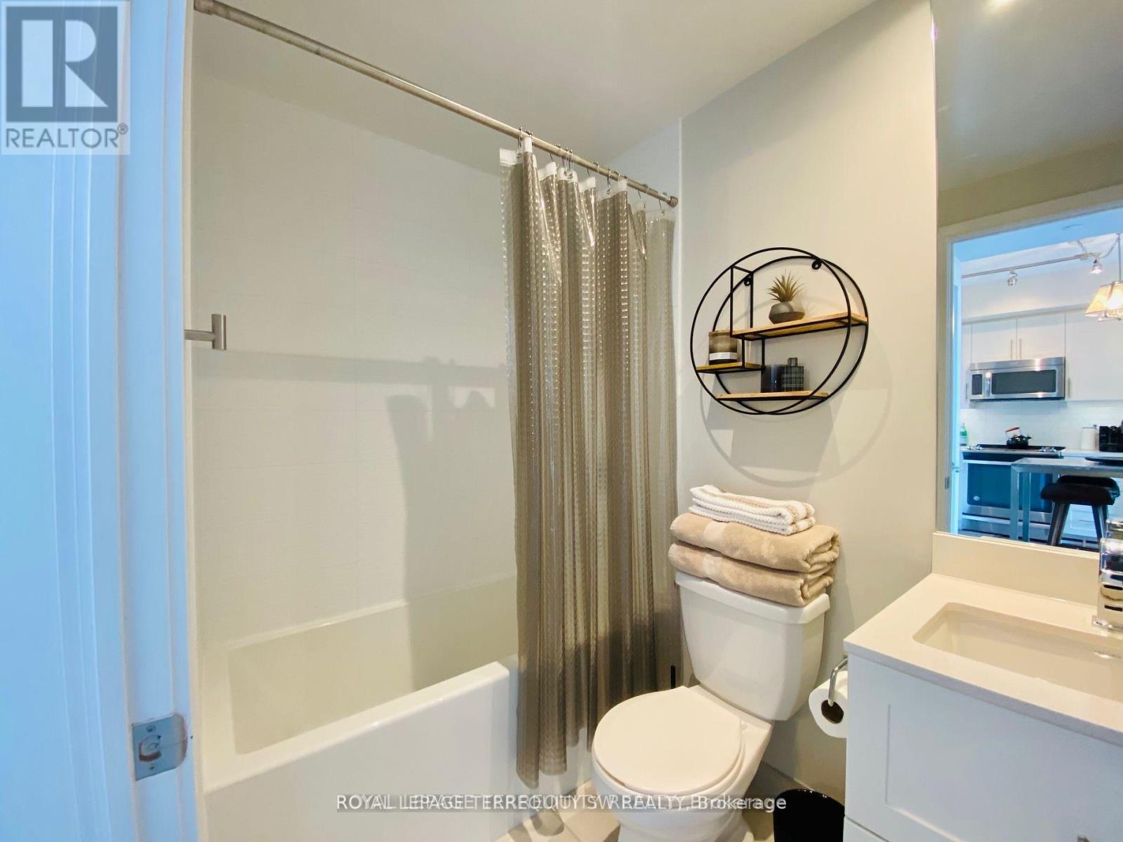 Photo 10 of Lph 28 525 Adelaide Street W, Toronto ON