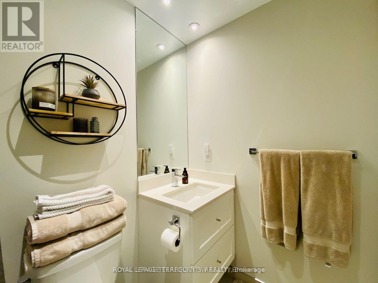 Photo 11 of Lph 28 525 Adelaide Street W, Toronto ON