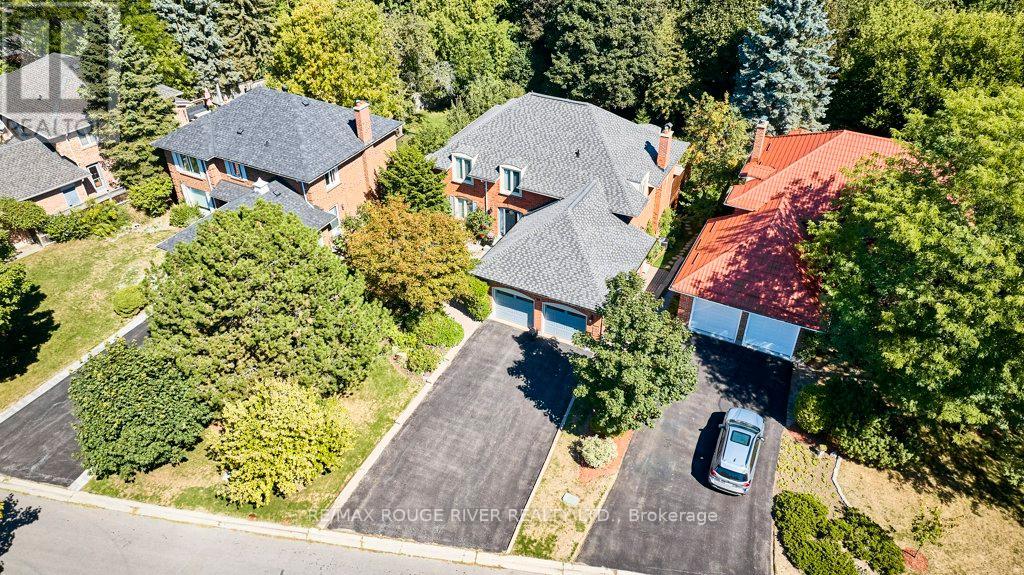Photo 2 of 14 Karen Ann Crescent, Toronto ON