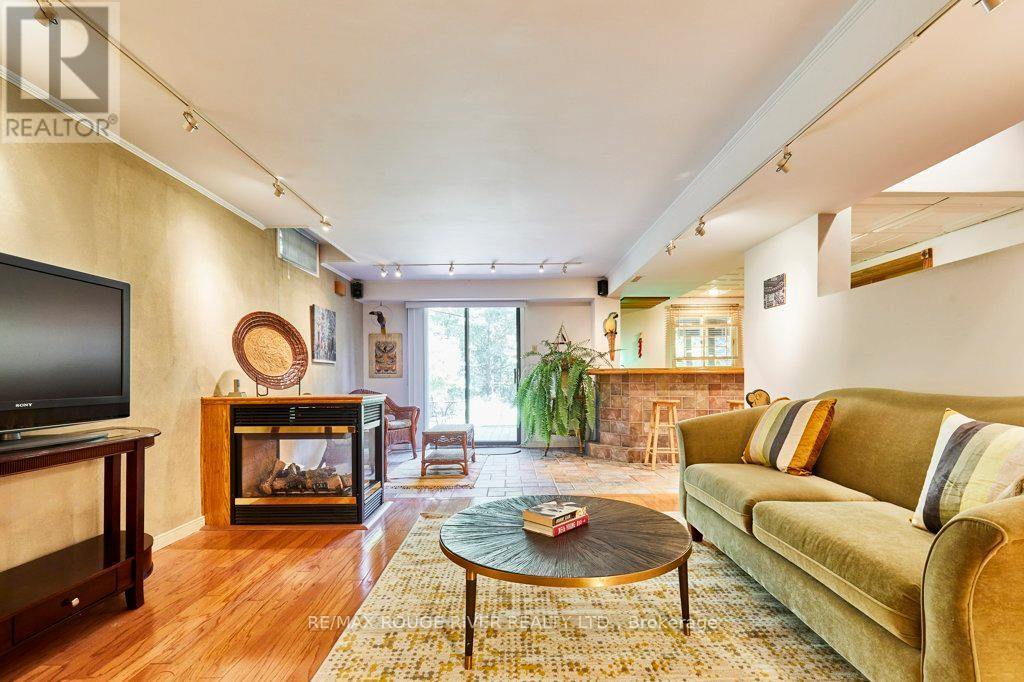 Photo 37 of 14 Karen Ann Crescent, Toronto ON