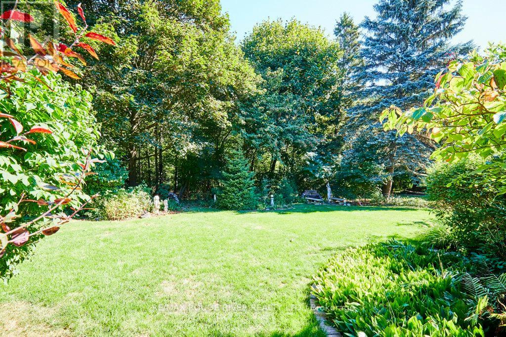 Photo 4 of 14 Karen Ann Crescent, Toronto ON