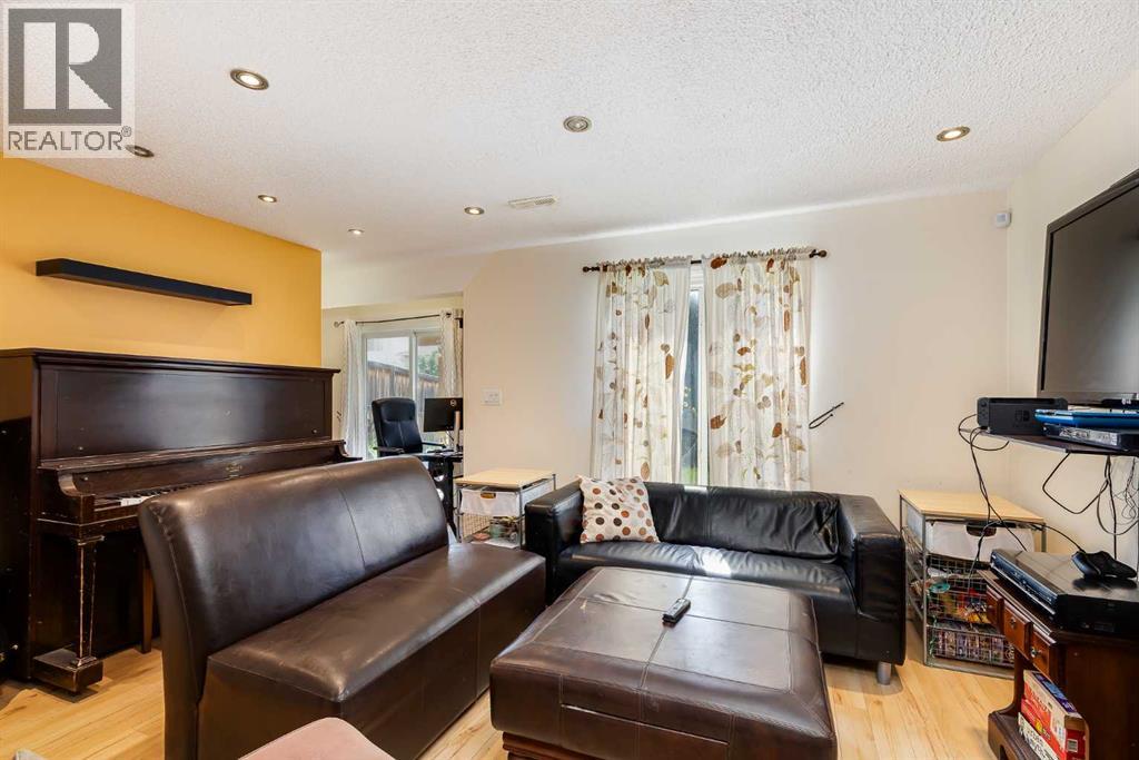 Photo 22 of 127 Tuscarora Way Nw, Calgary AB