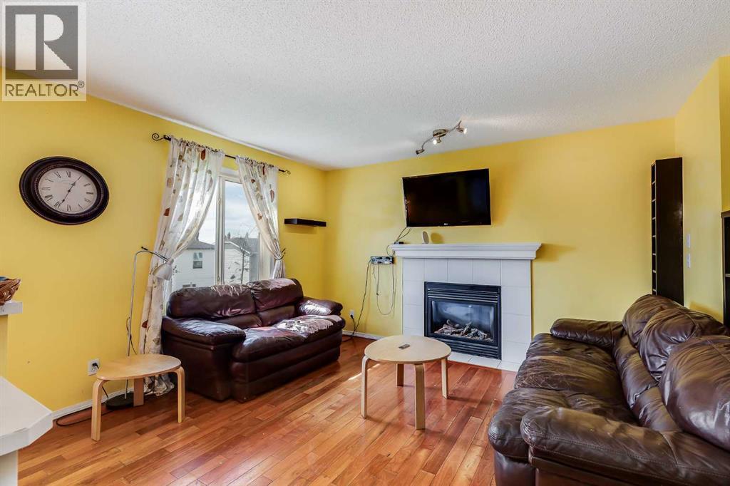 Photo 3 of 127 Tuscarora Way Nw, Calgary AB