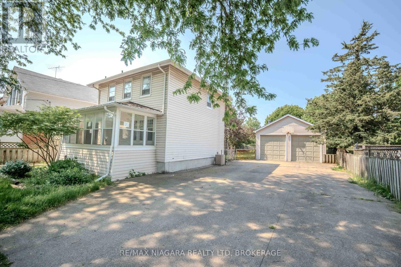 Photo 2 of 249 Russell Avenue, St Catharines ON
