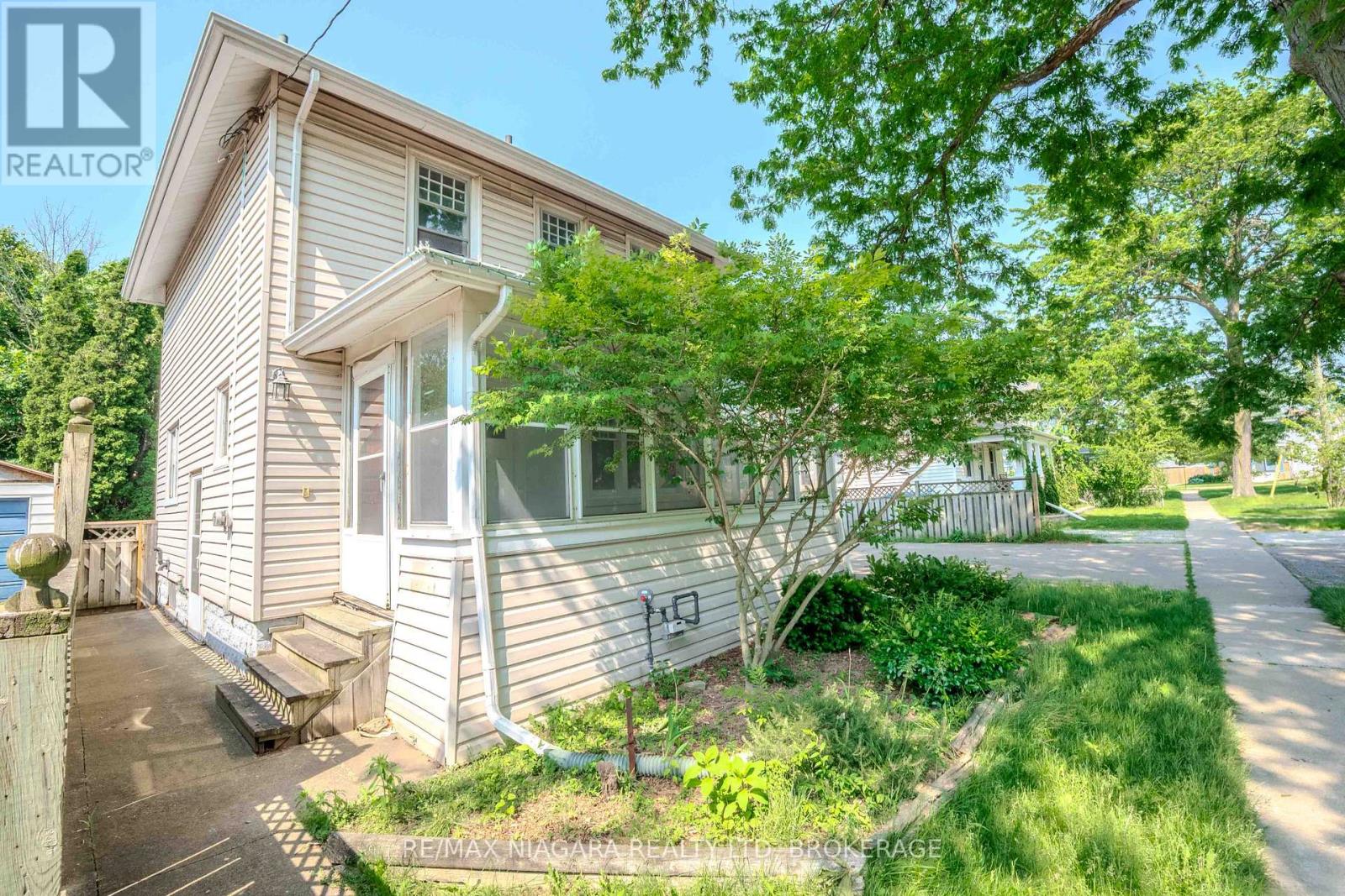 Photo 3 of 249 Russell Avenue, St Catharines ON