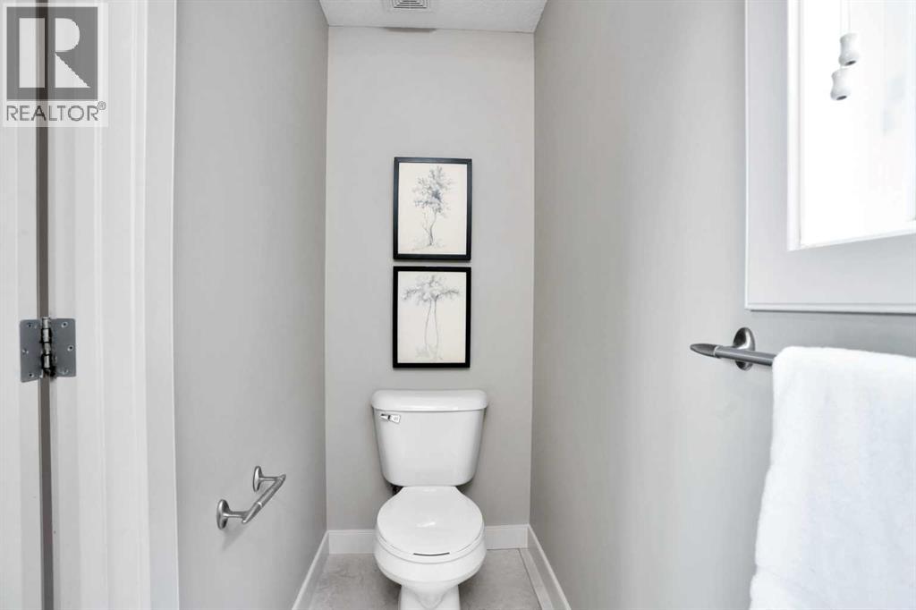 Photo 10 of 107 Everhollow Street Sw, Calgary AB