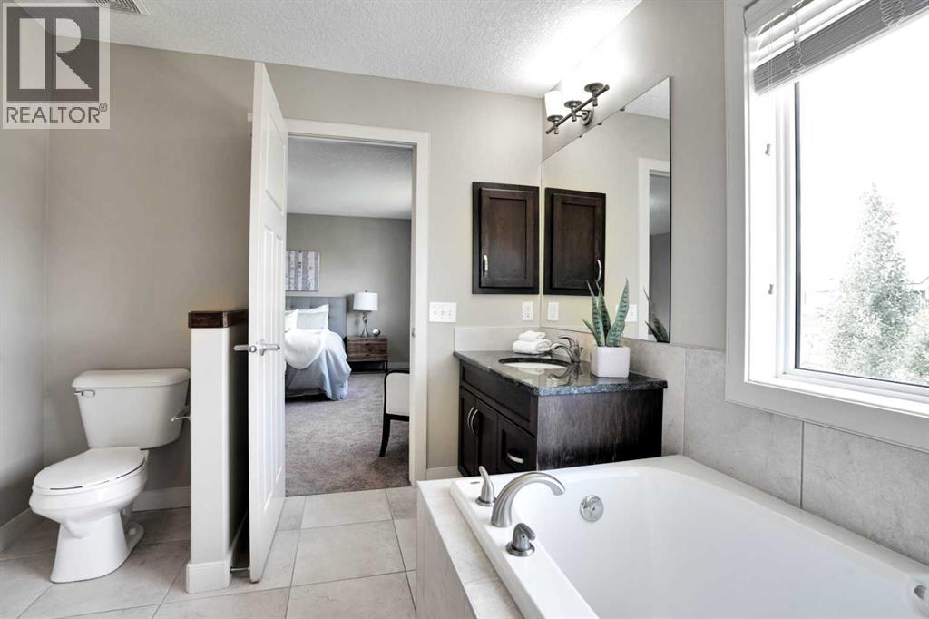 Photo 33 of 107 Everhollow Street Sw, Calgary AB