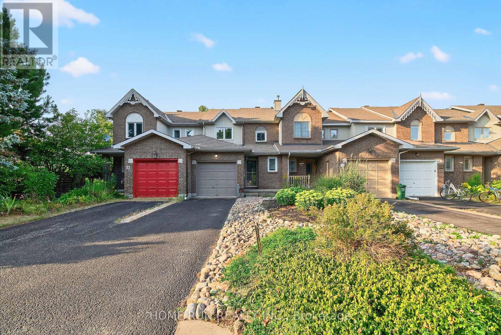Photo 2 of 19 Harrington Court, Ottawa ON
