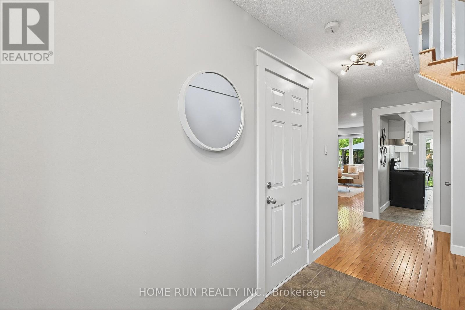 Photo 4 of 19 Harrington Court, Ottawa ON