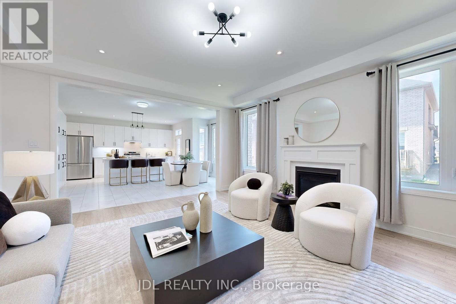 Photo 4 of 143 Kenneth Rogers Crescent, East Gwillimbury ON