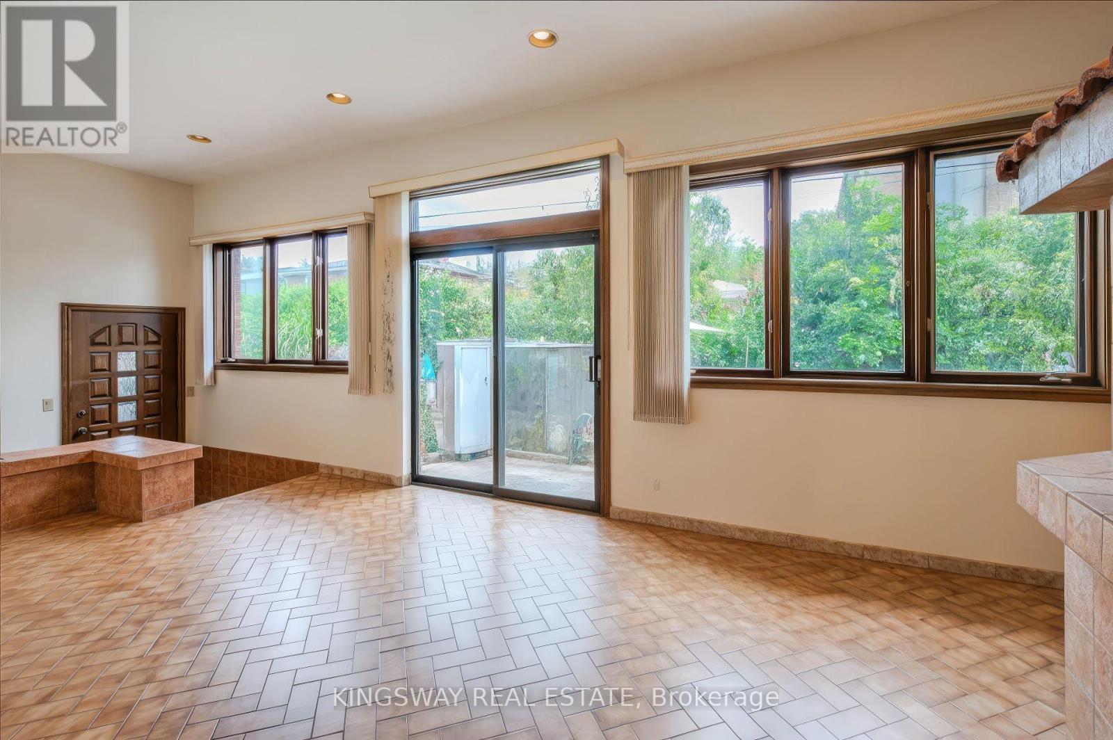 Photo 12 of 27 Mulholland Avenue, Toronto ON