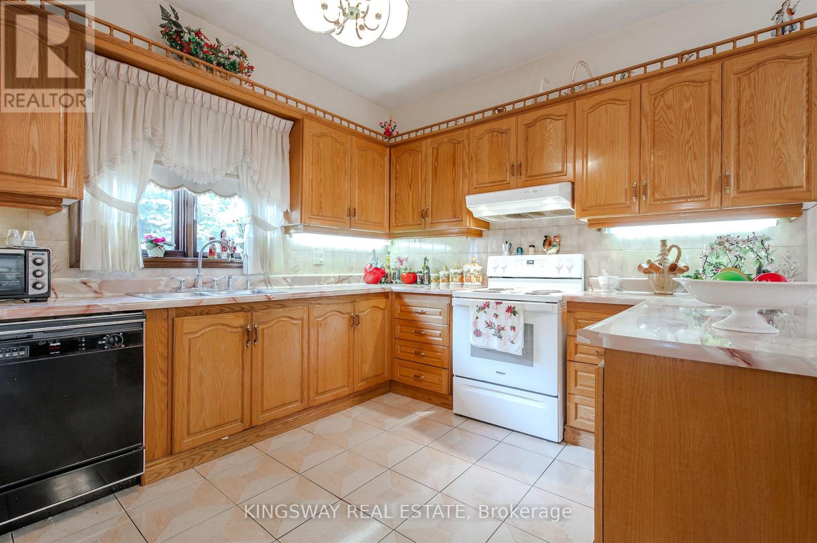 Photo 9 of 27 Mulholland Avenue, Toronto ON