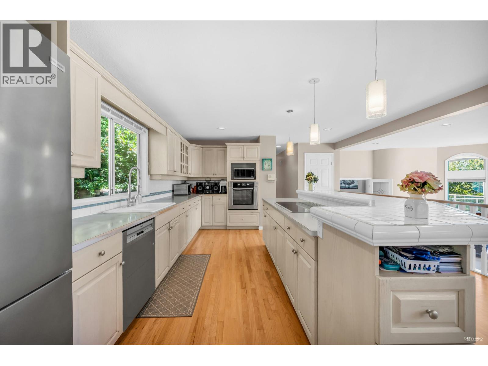 Photo 11 of 3945 Braemar Place, North Vancouver BC
