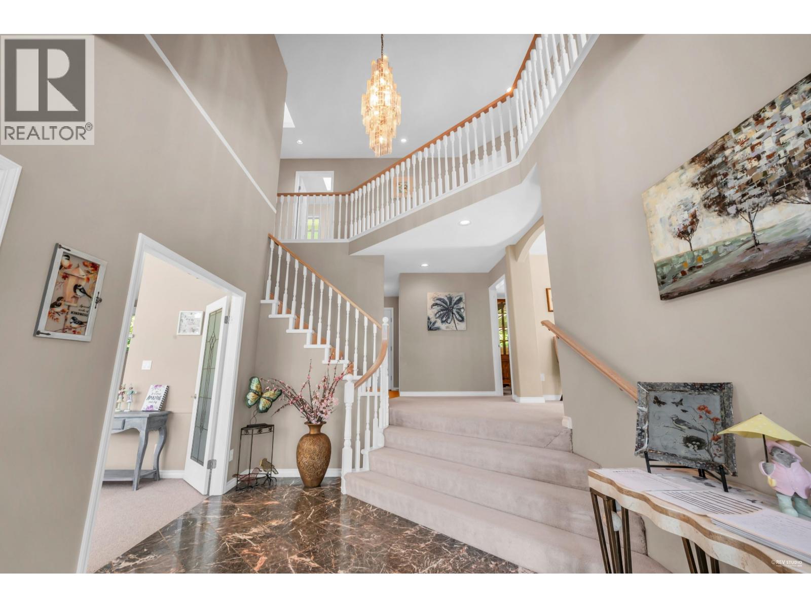 Photo 4 of 3945 Braemar Place, North Vancouver BC